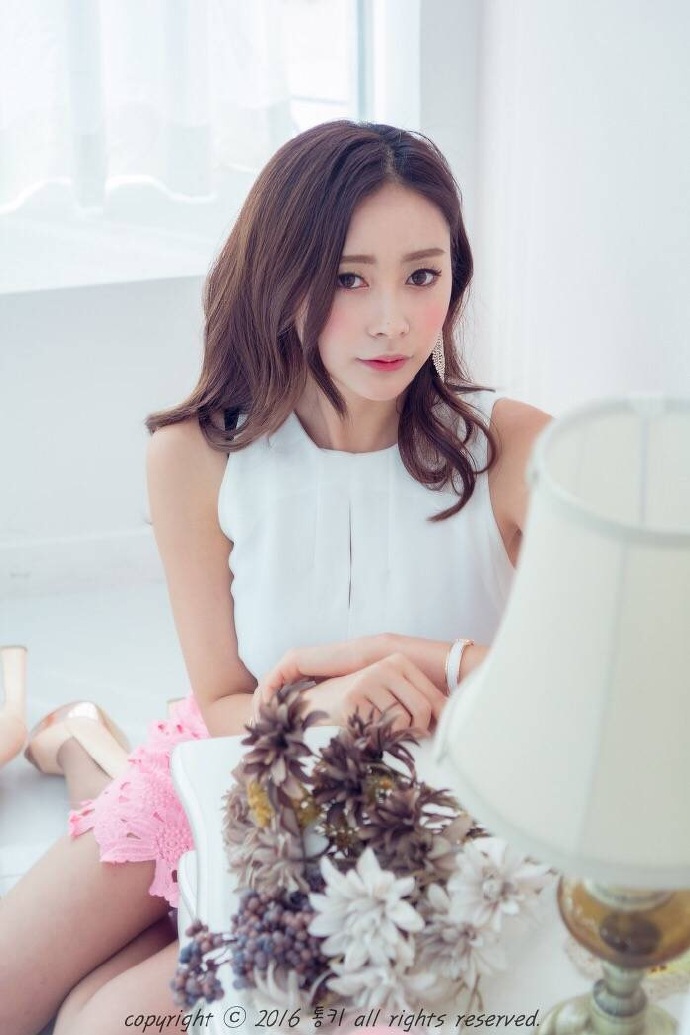 中分卷发粉红色性感诱人美女私房图片图片