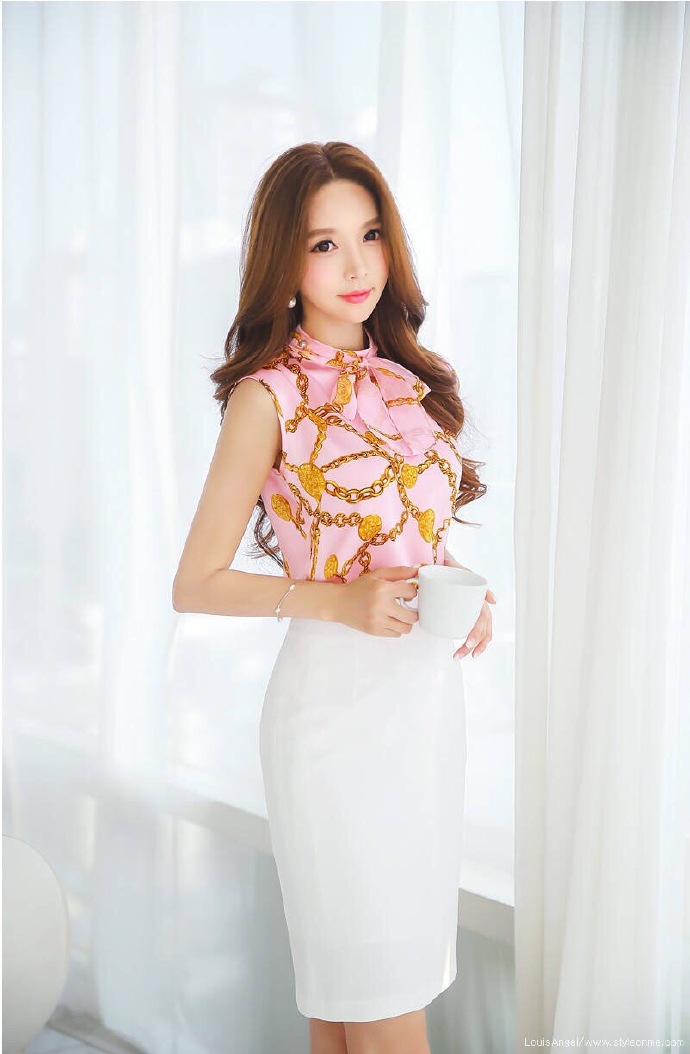 中分卷发粉红色性感诱人美女私房图片图片