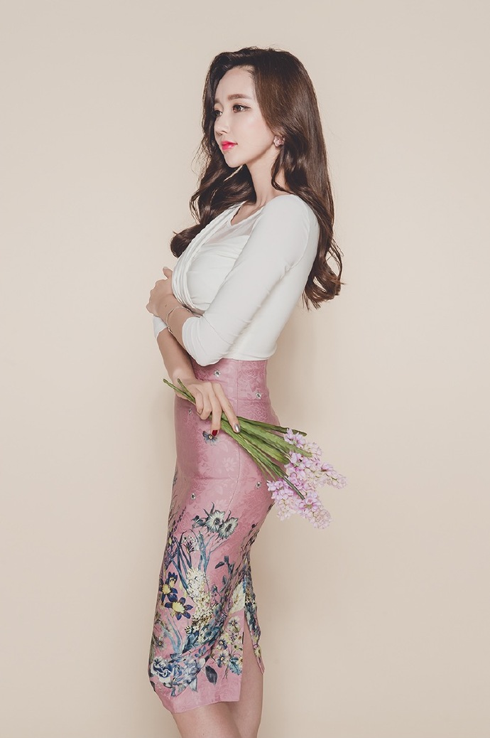 拿着手包的骨感美女性感美腿写真图片