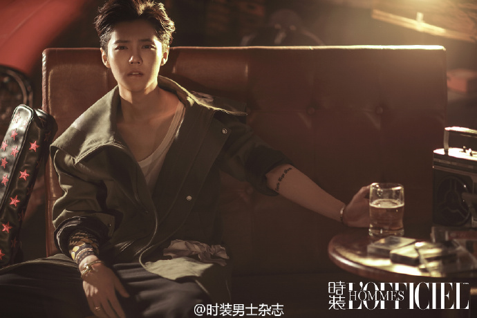 鹿晗GAON CHART 撒汗热舞 帅气西服迷倒千万粉丝图片
