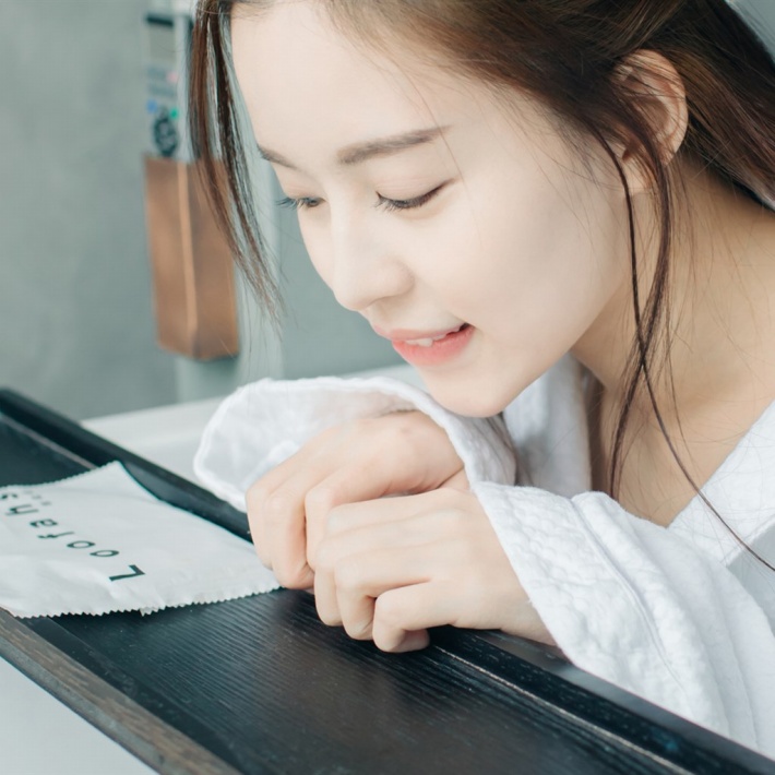 中国内地广东省深圳女演员温心swan图片（一）：深大校花温心卷发清纯写真图片图片