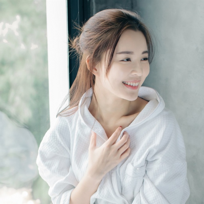中国内地广东省深圳女演员温心swan图片（一）：深大校花温心卷发清纯写真图片图片