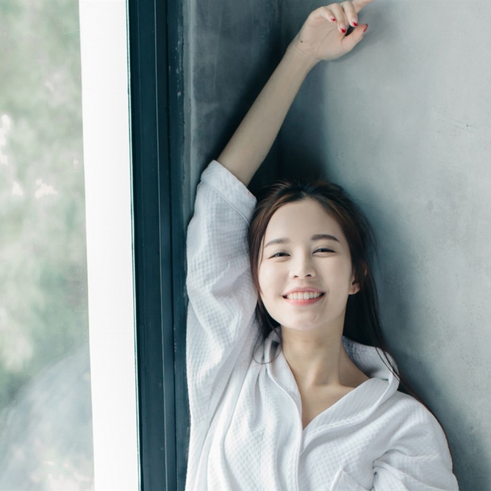 中国内地广东省深圳女演员温心swan图片（一）：深大校花温心卷发清纯写真图片图片