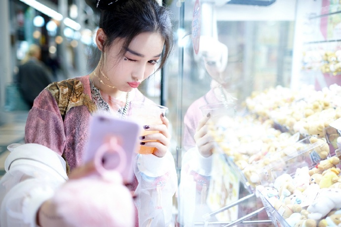 张馨予性感长裙礼服高清图片图片