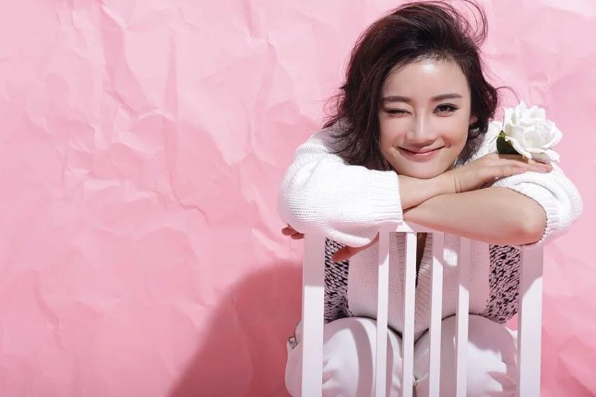 袁珊珊白色露沟长裙艺术写真图片