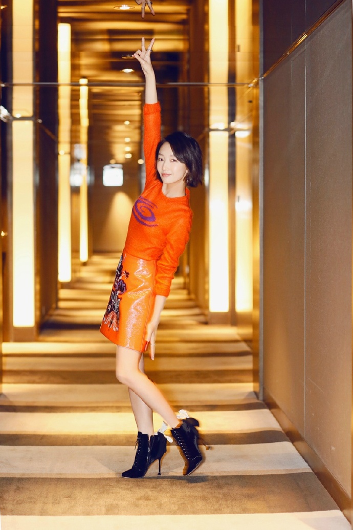 橘连衣裙性感OL美女诱惑写真照图片
