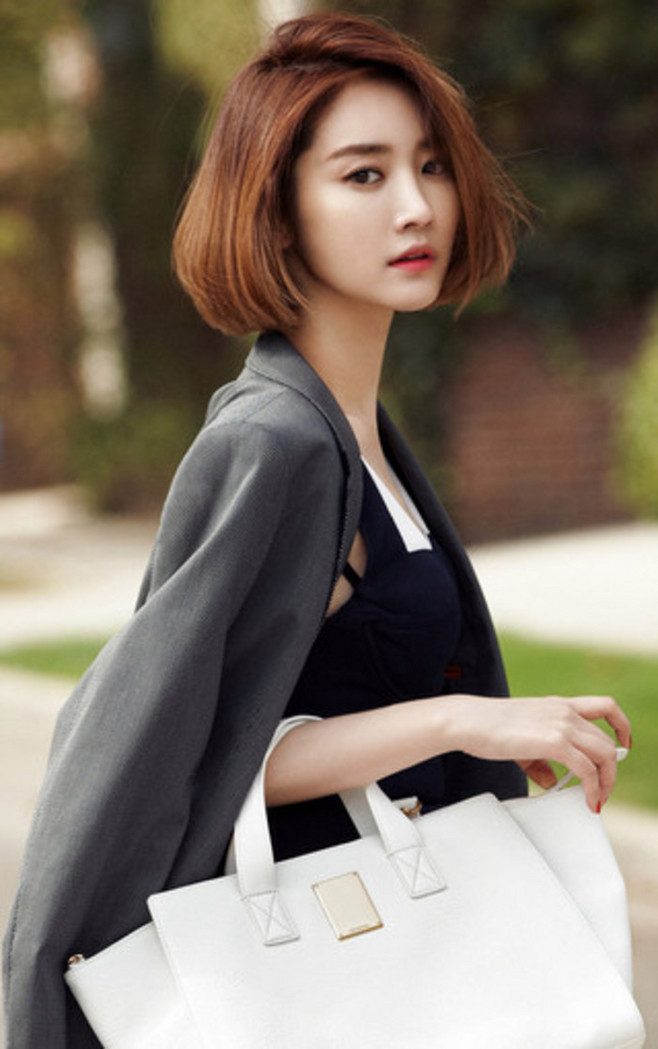 韩国首尔女演员模特高俊熙写真床上诱惑图片