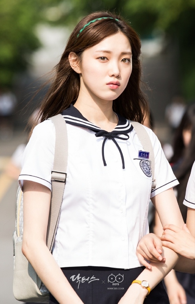 高清韩国女演员模特李圣经一字肩性感长裙活动现场图片图片