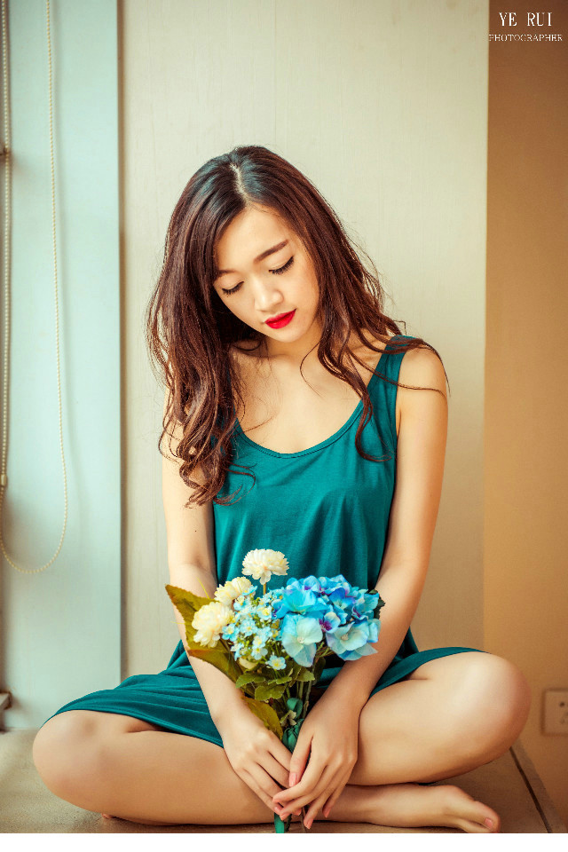 极品美女馨雅Adela性感睡裙写真图图片