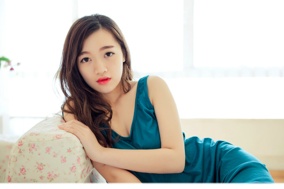 极品美女馨雅Adela性感睡裙写真图图片
