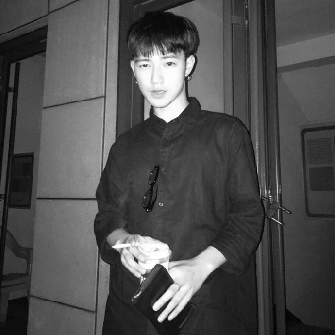 情侣头像：风一样的男子和女子图片图片