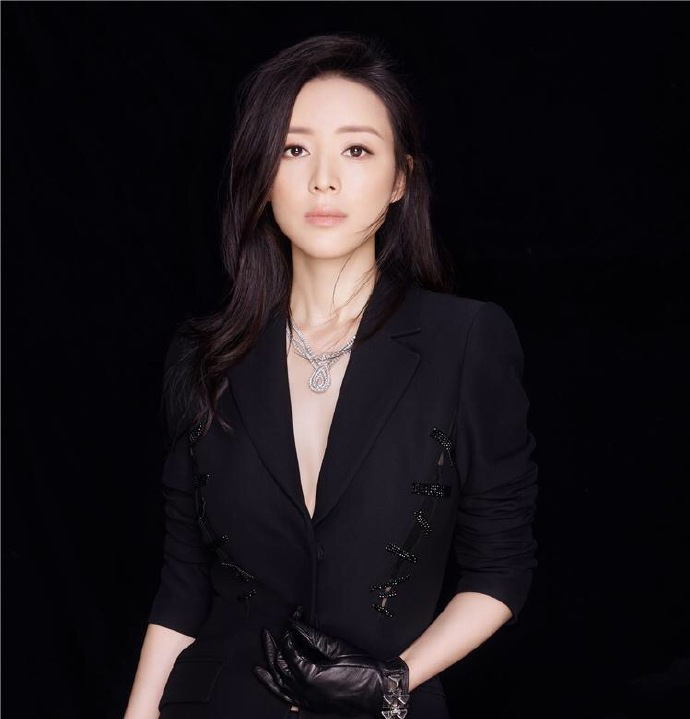 中国内地福建永安女演员张静初性感深V礼服写真图片图片