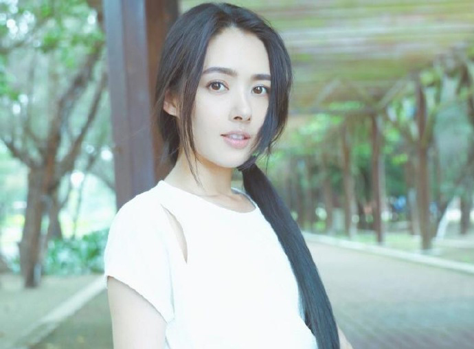 国民女神郭碧婷浪漫优雅写真图片 长发飘逸安静如初图片