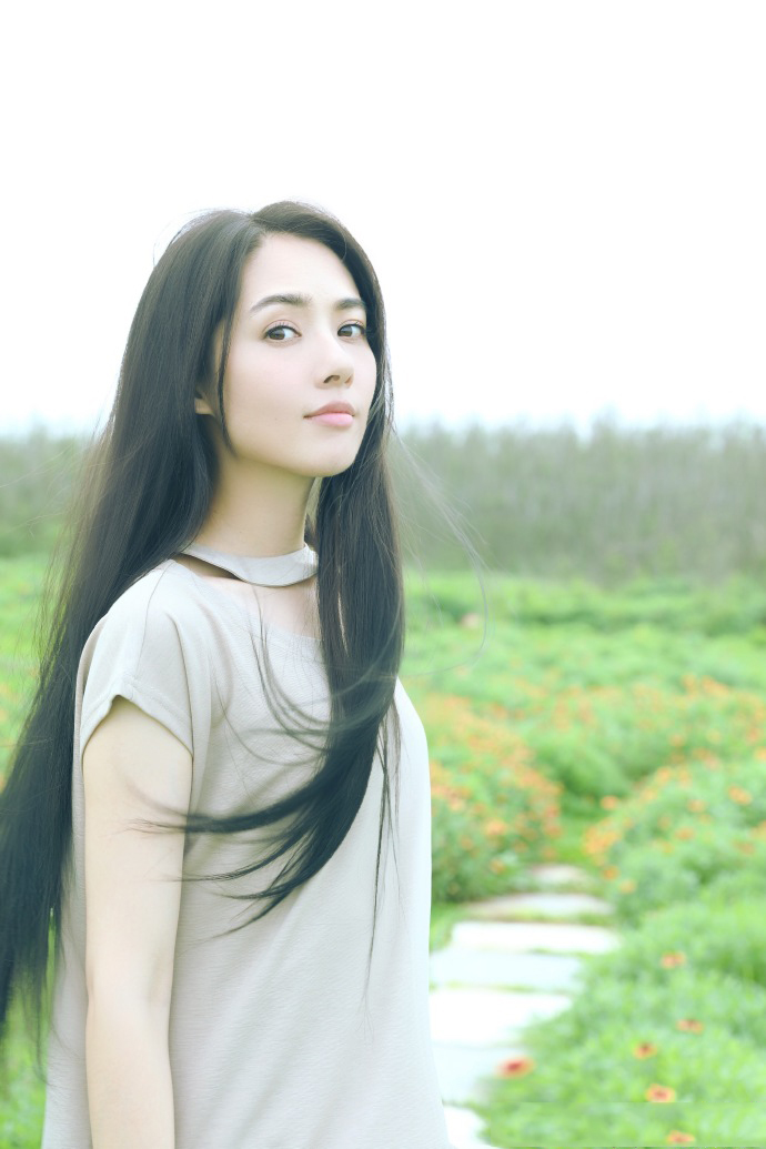 国民女神郭碧婷浪漫优雅写真图片 长发飘逸安静如初图片