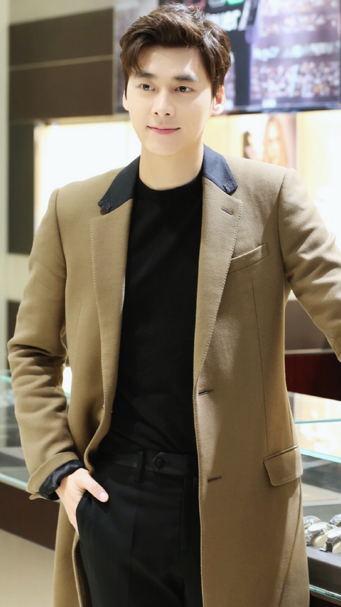 高清中国内地四川成都男演员帅气男神李易峰图片李易峰简约写真白衬衫男神演绎儒雅气质图片
