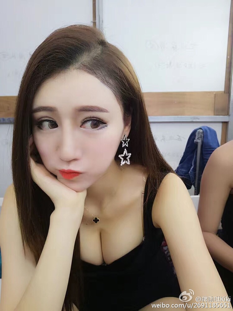 美女姐姐图片欣赏动作摆拍性感车模蒋励琪Kiki高清展会摆拍图片图片