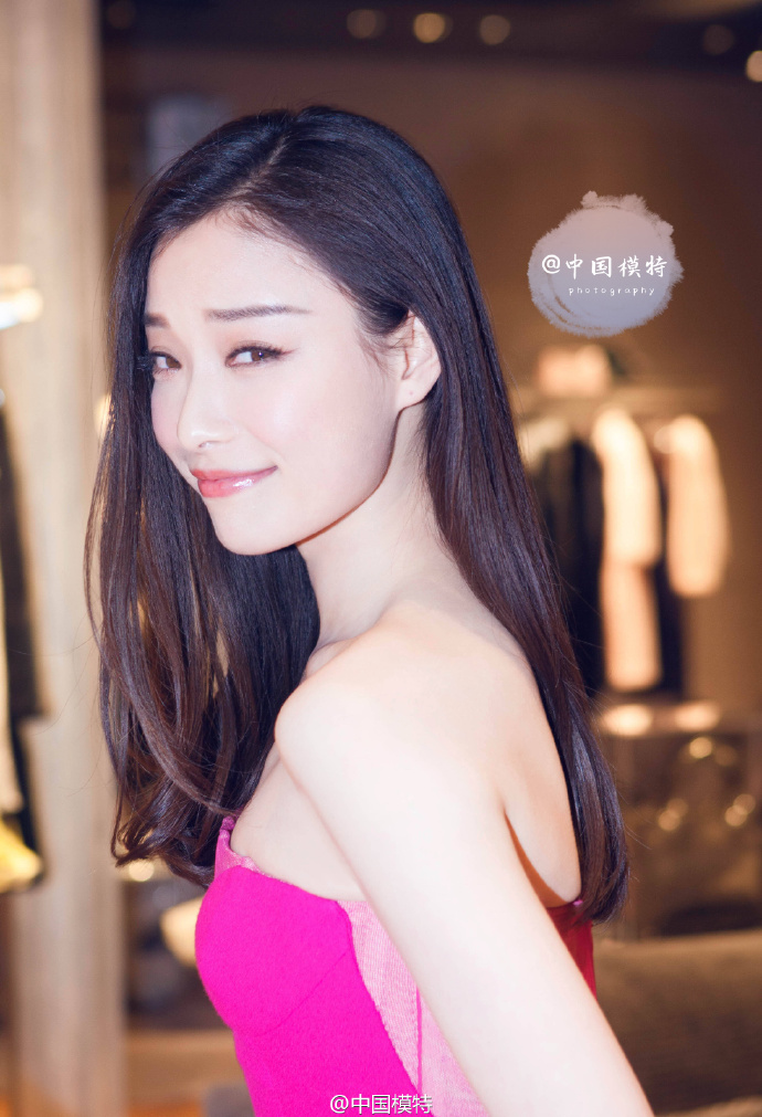 倪妮复古封面写真 慵懒优雅又迷人图片