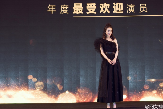 杨幂扎半丸子头现身户外狂擦汗女人味十足图片
