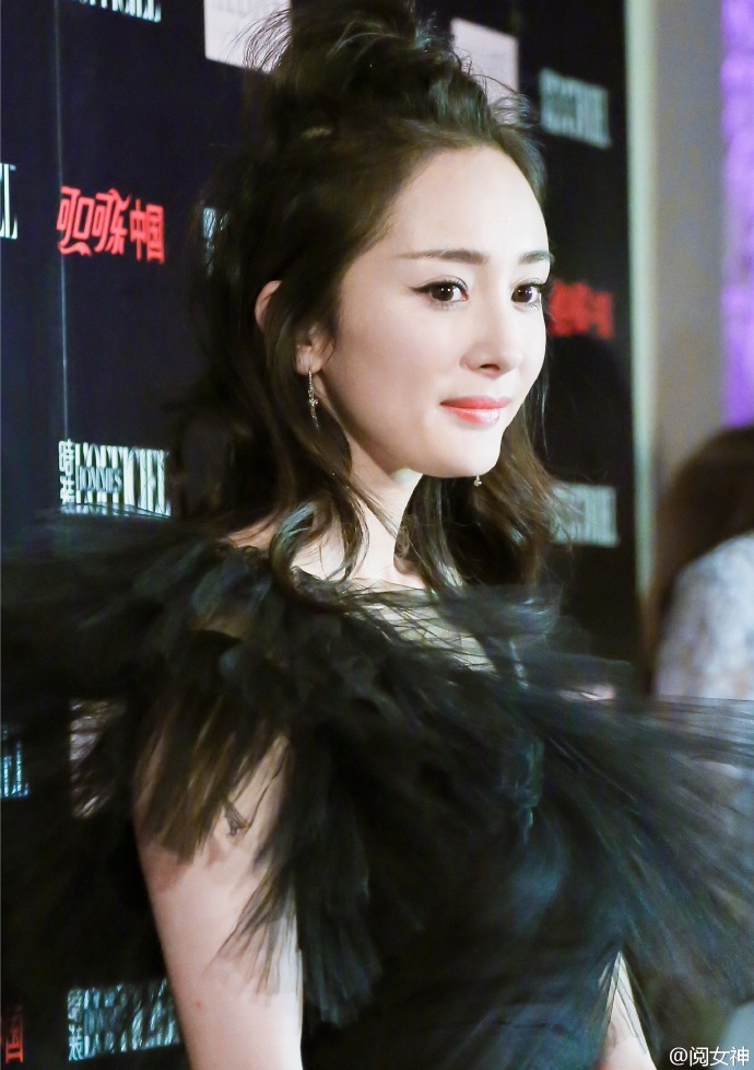 杨幂扎半丸子头现身户外狂擦汗女人味十足图片