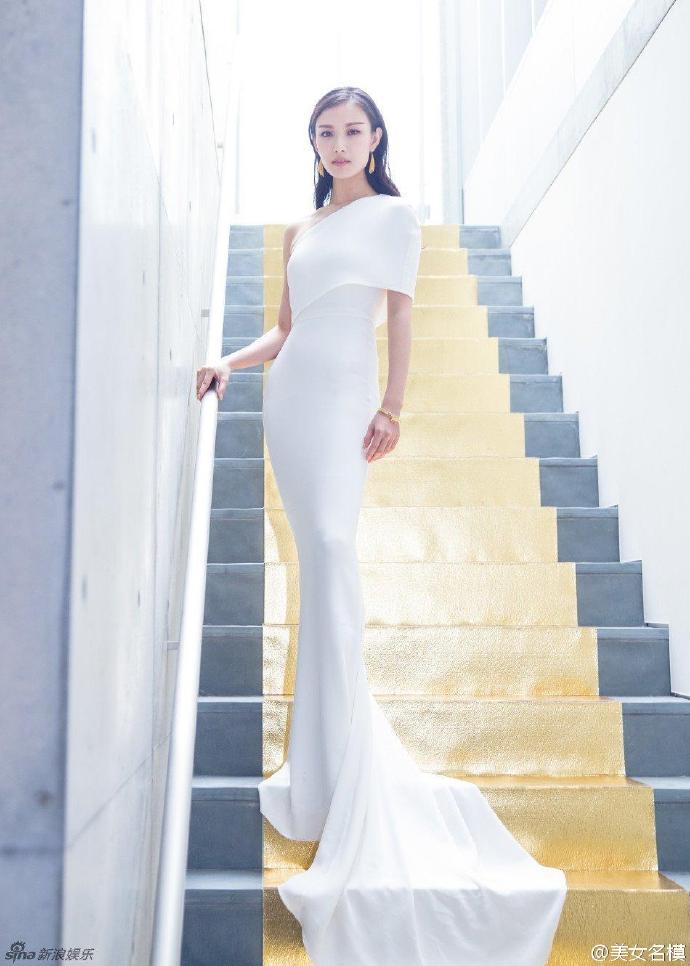 倪妮封面图片妖艳笑容性感十足图片