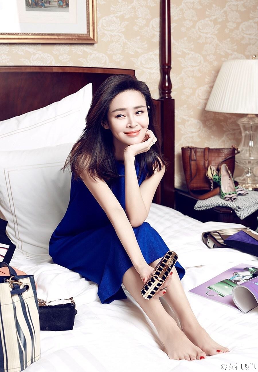 中国内地吉林省长春市南关女演员于明加Lorla气质美女明星床上调皮写真图片