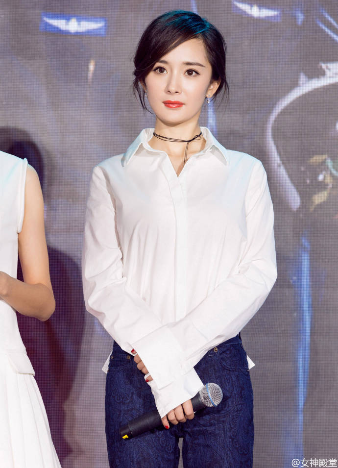 辣妈杨幂登杂志封面，演绎粉红系少女图片