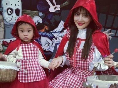 尹恩惠机场性感漏肩 潮流搭配亮瞎网友图片