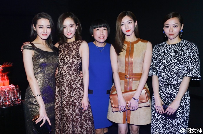 辣妈杨幂登杂志封面，演绎粉红系少女图片