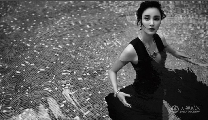 高清中国内地四川女演员二姐张歆艺性感诱惑泳池上演湿身大片图片