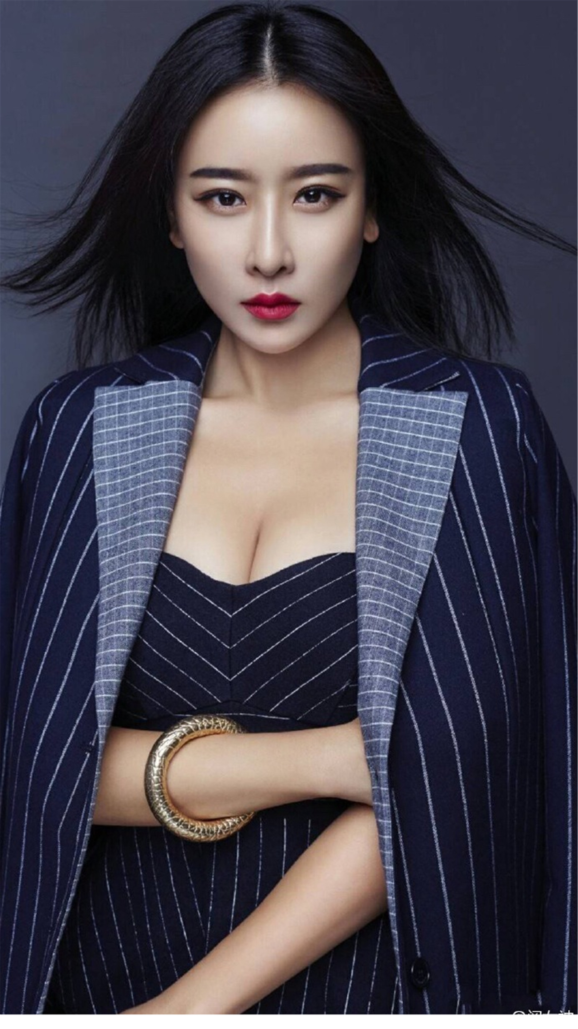 性感女星毛俊杰西装冷艳造型性感写真图片