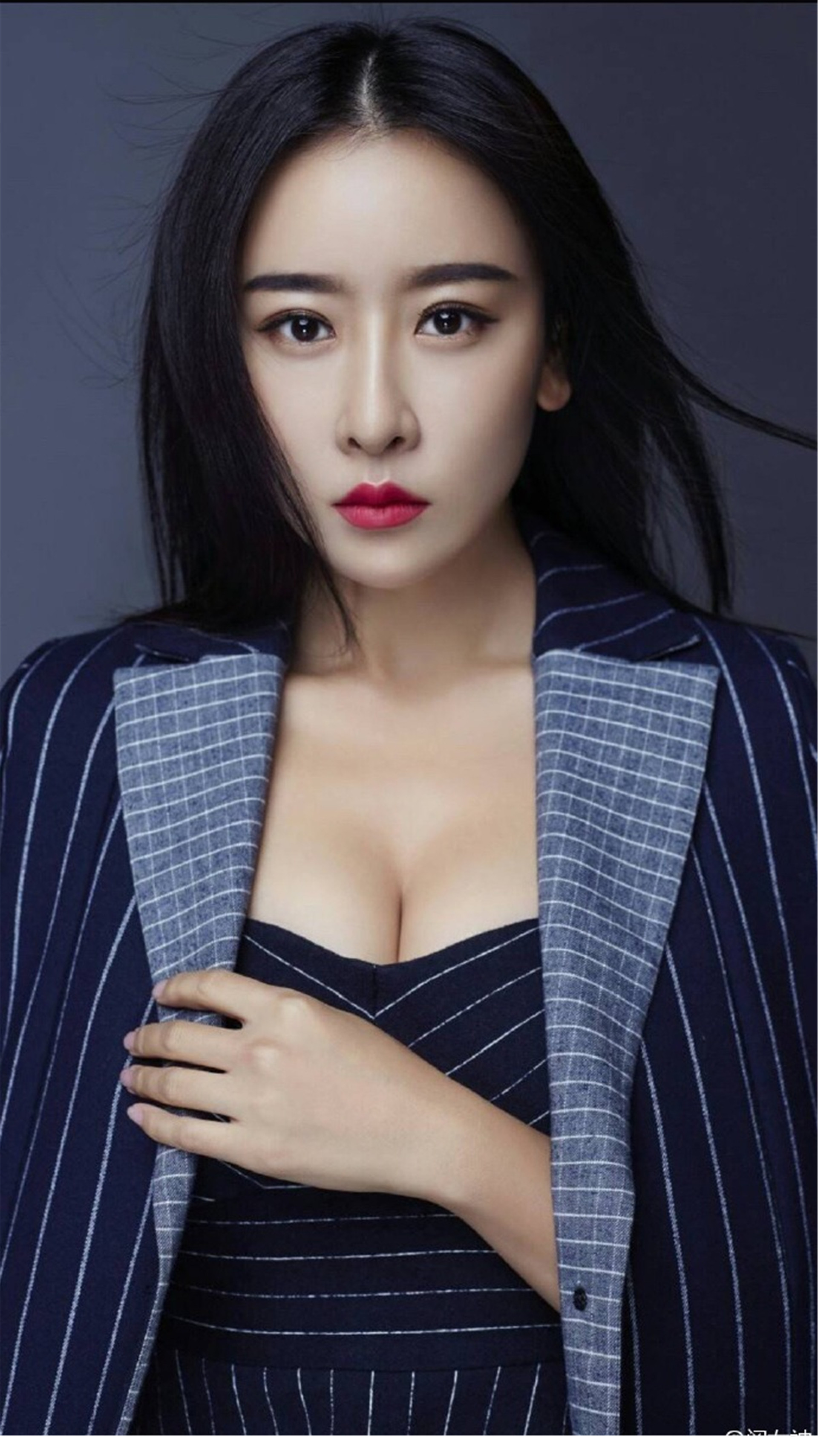 性感女星毛俊杰西装冷艳造型性感写真图片
