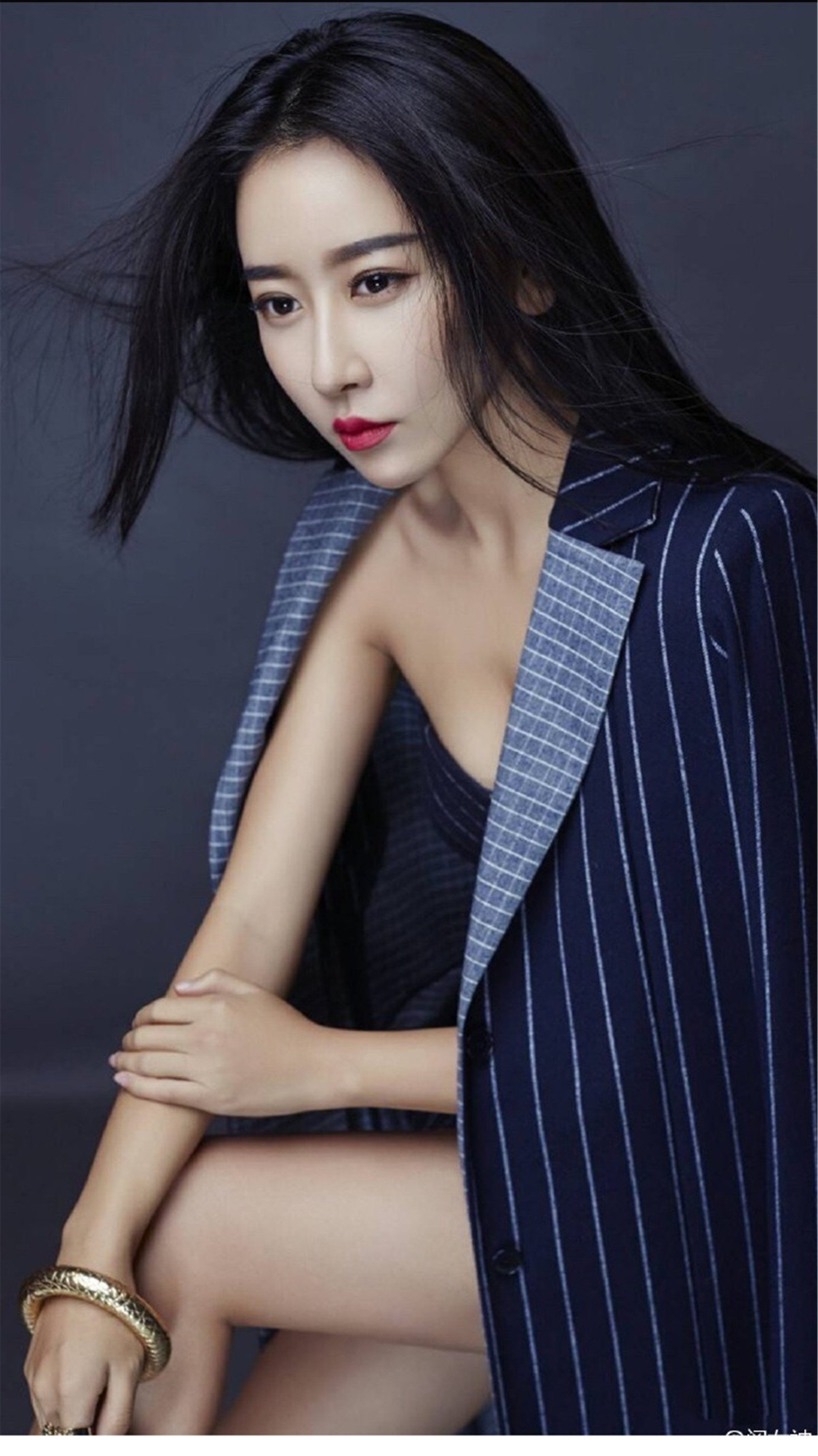 性感女星毛俊杰西装冷艳造型性感写真图片