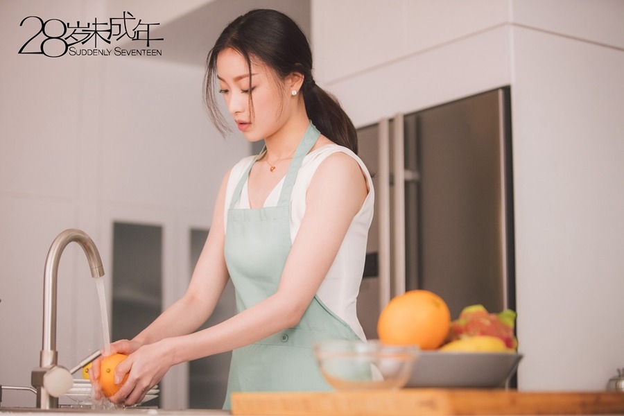 倪妮登瑞丽杂志封面 大秀性感长腿引人冲动图片