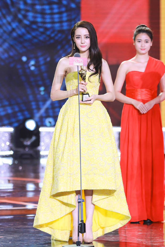 周冬雨出席活动图片：露腰高开叉礼服性感迷人图片