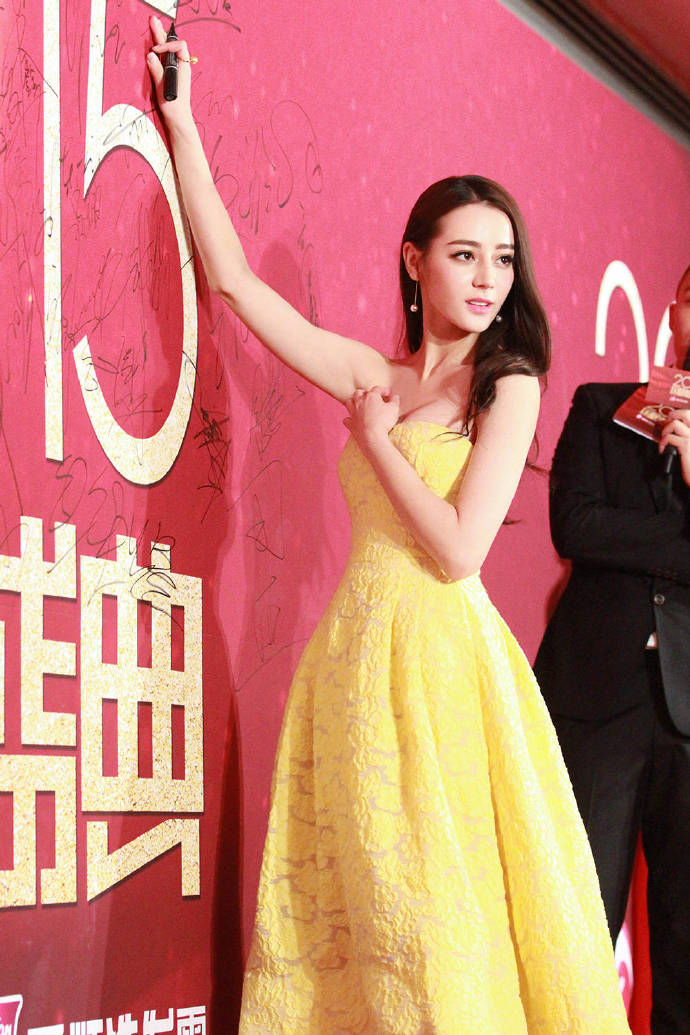 周冬雨出席活动图片：露腰高开叉礼服性感迷人图片