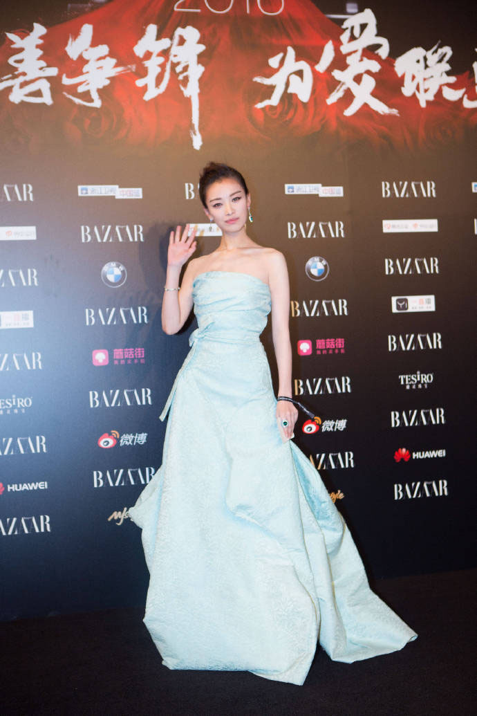 倪妮浅蓝色抹胸礼服活动图片  尽显优雅迷人魅力图片