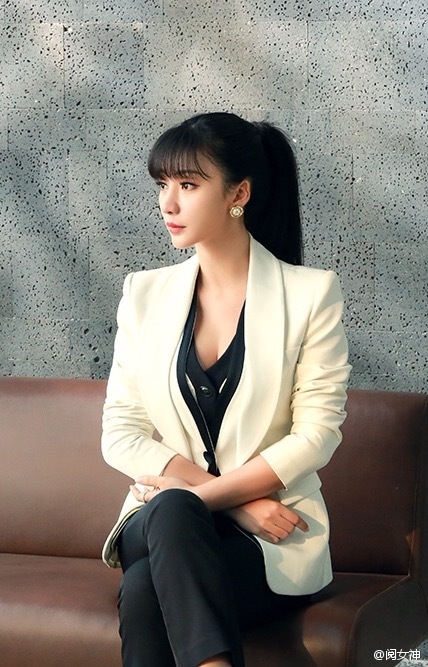 中国内地湖南衡阳女演员柳岩白色抹胸小秀香沟性感十足的图片图片