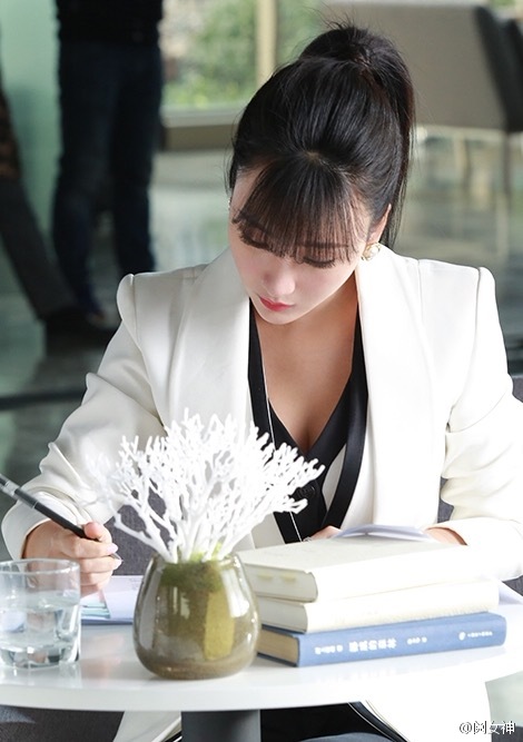 中国内地湖南衡阳女演员柳岩抹胸长裙露肩性感写真高清宽屏壁纸图片