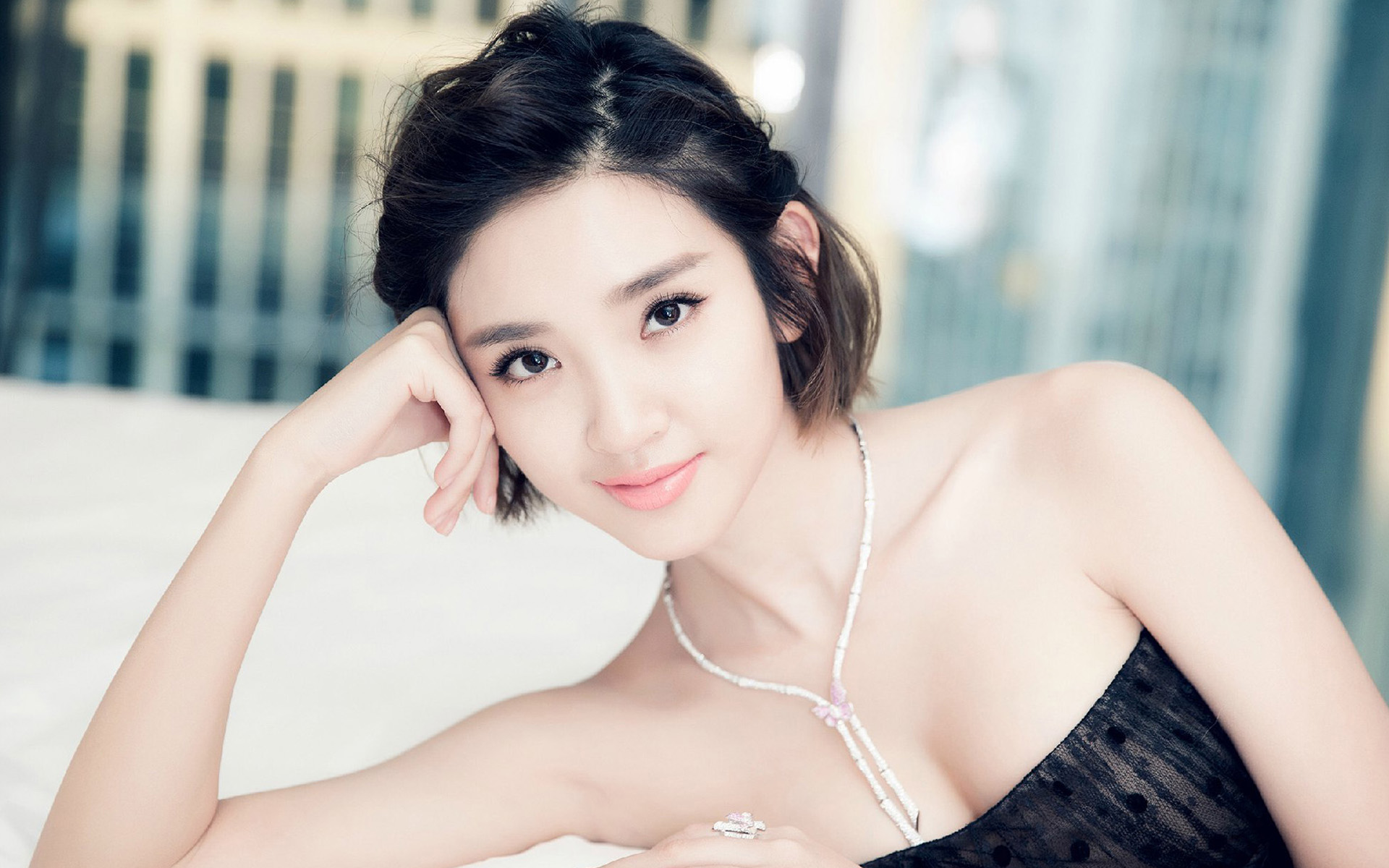 演员唐艺昕时尚短发性感写真图片图片
