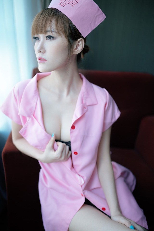 性感模特梳妆台翘美腿露穿黑丝袜诱惑写真图片