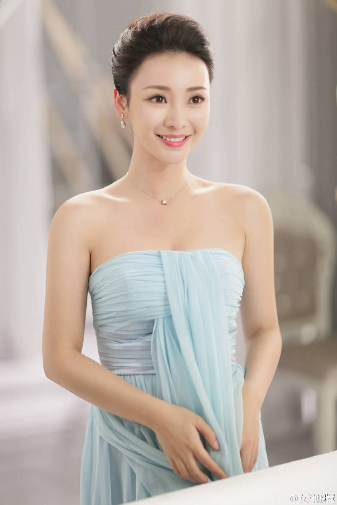 中国内地湖南衡阳女演员柳岩白色抹胸小秀香沟性感十足的图片图片