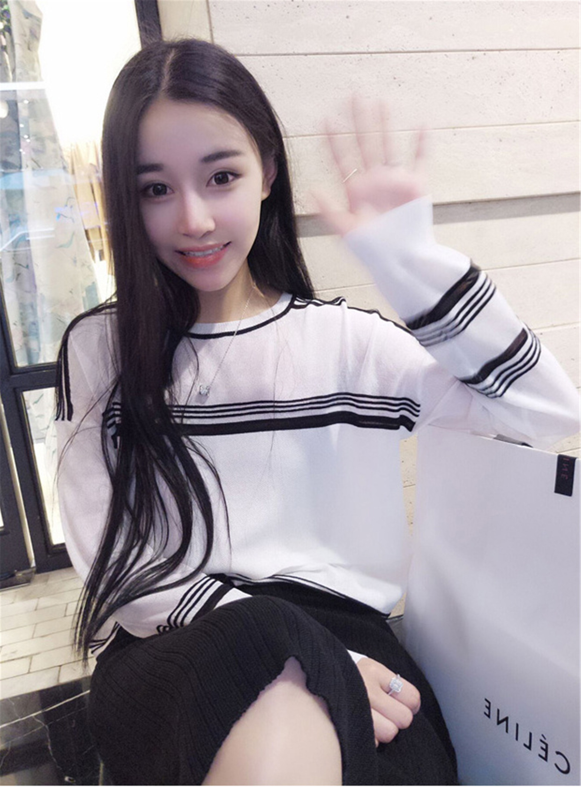 学生妹穿着天蓝色连衣裙的清纯麻花辫美女清纯养眼唯美校园写真图片