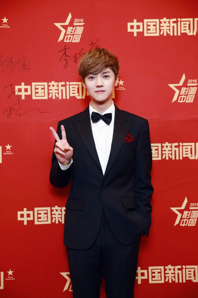 鹿晗GAON CHART 撒汗热舞 帅气西服迷倒千万粉丝图片