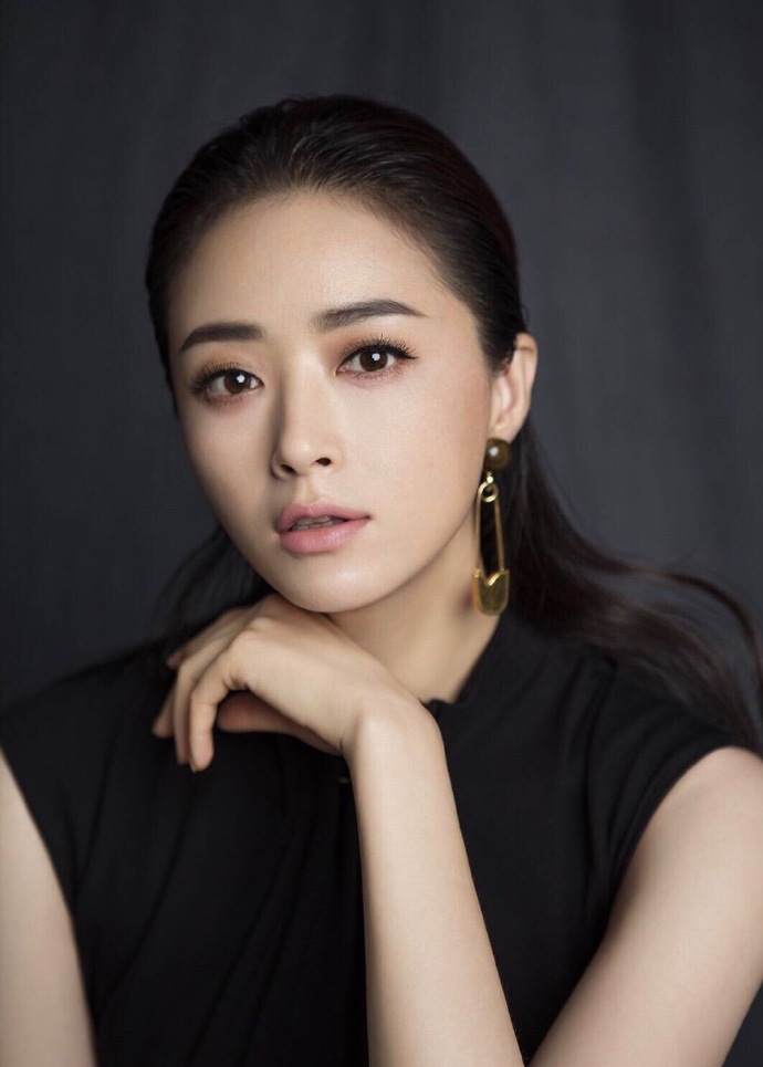 高清内地祖籍湖南益阳女演员华妃蒋欣诠释性感中的小清新时尚唯美写真图片