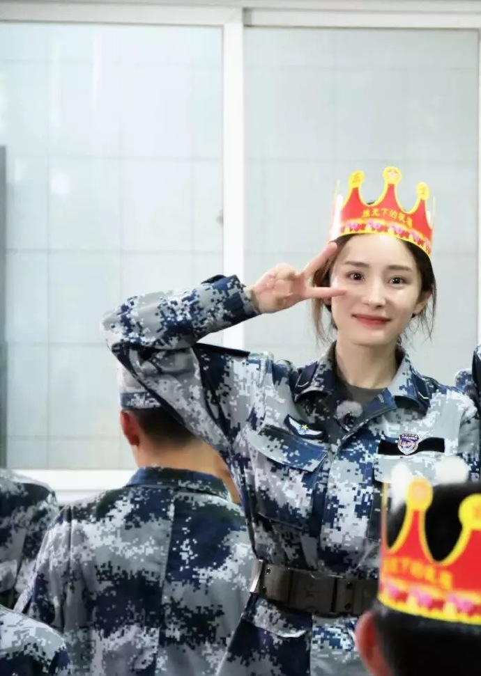辣妈杨幂登杂志封面，演绎粉红系少女图片