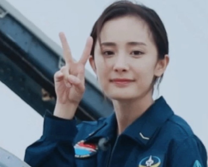 辣妈杨幂登杂志封面，演绎粉红系少女图片