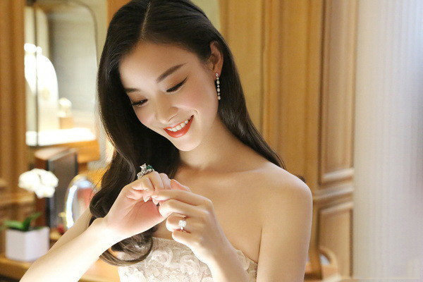 性感女星倪妮礼服行走在戛纳明艳动人图片