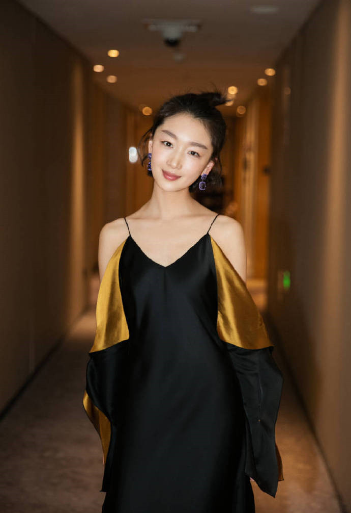高清中国内地影视河北省石家庄女演员周冬雨百变造型时尚杂志写真图片壁纸图片