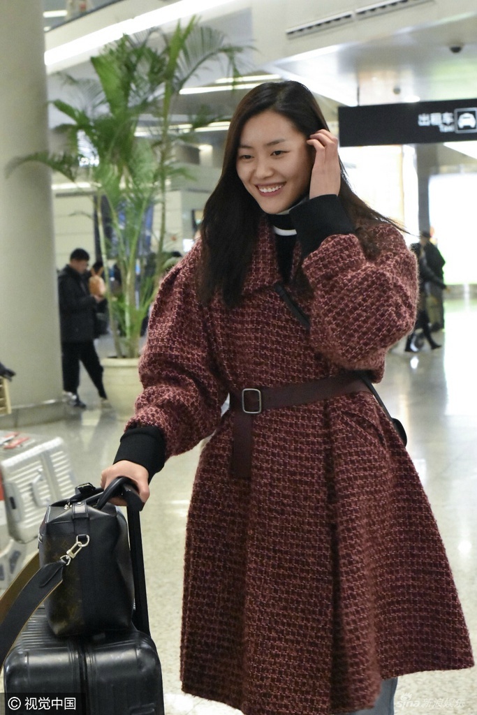 高清湖南省湘西吉首市美女沈梦辰刘雯最新机场街拍图片图片