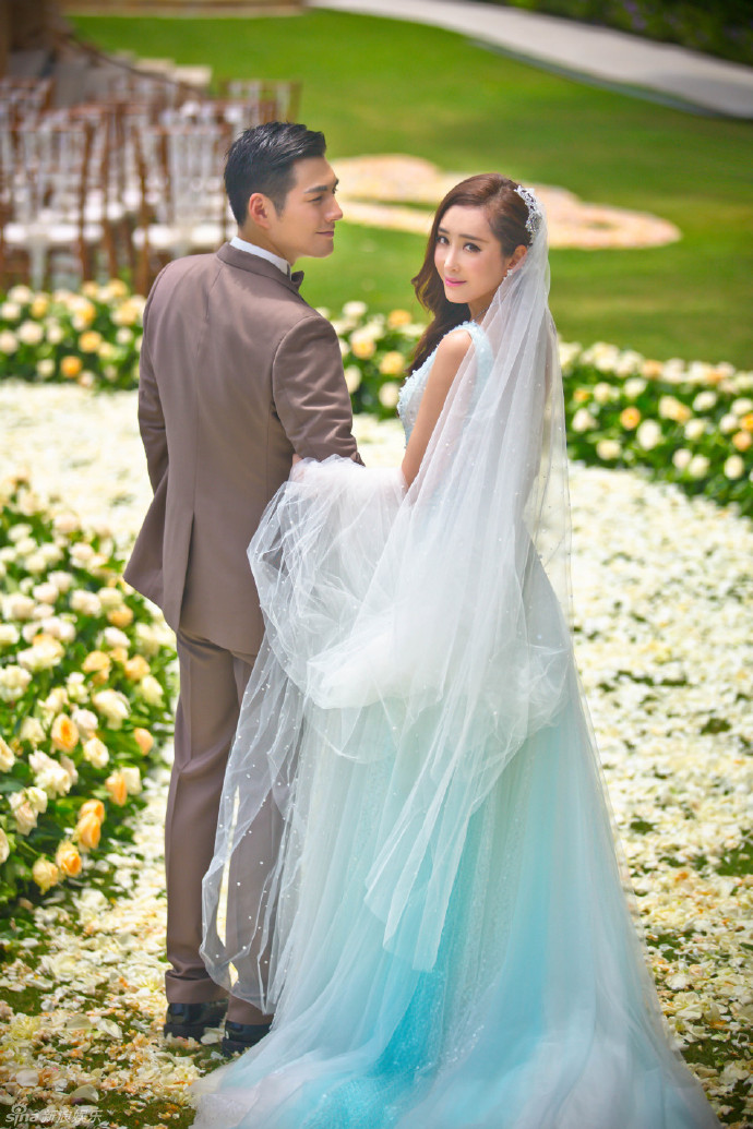 严屹宽杜若溪婚纱写真图片 明星夫妻温馨写真图片图片